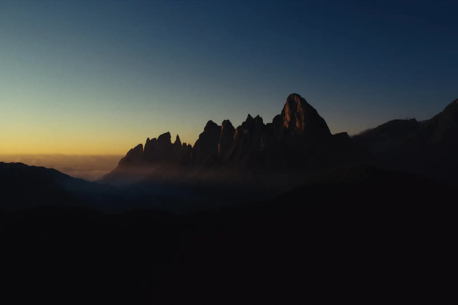 Silhueta da Serra dos Órgãos, em Teresópolis, ao entardecer